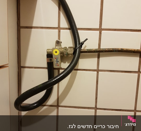 חיבור צינור לברז גז